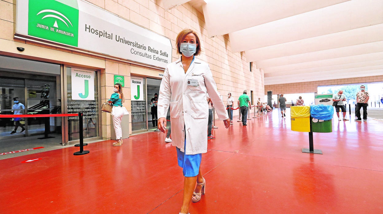 Valle García a las puertas de Consultas Externas del Hospital Reina Sofía de Córdoba esta semana