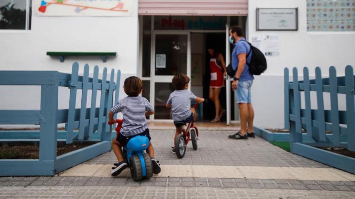 Dos pequeños se preparan para entrar en una escuela infantil de Córdoba el primer día de clase, el pasado día 1