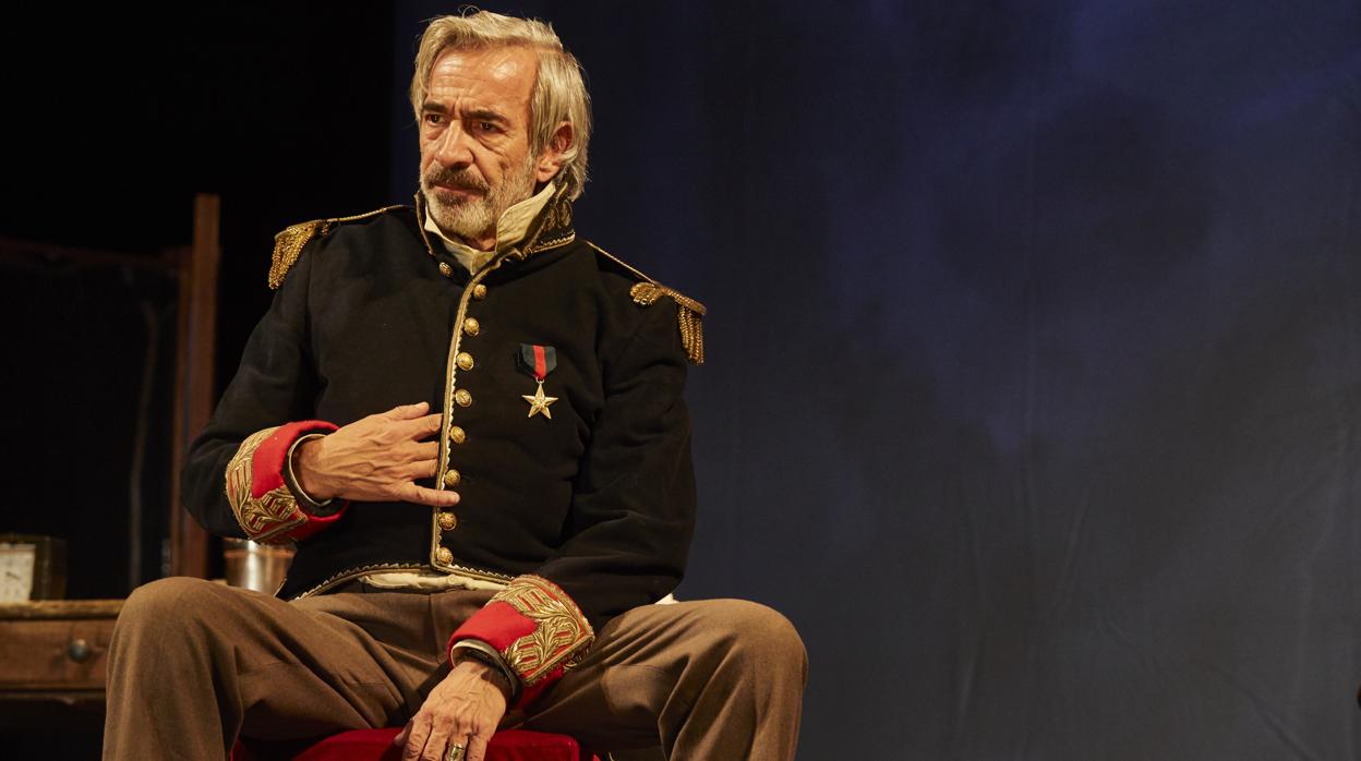 Imanol Arias, en una escena de la obra «El coronel no tiene quien le escriba»