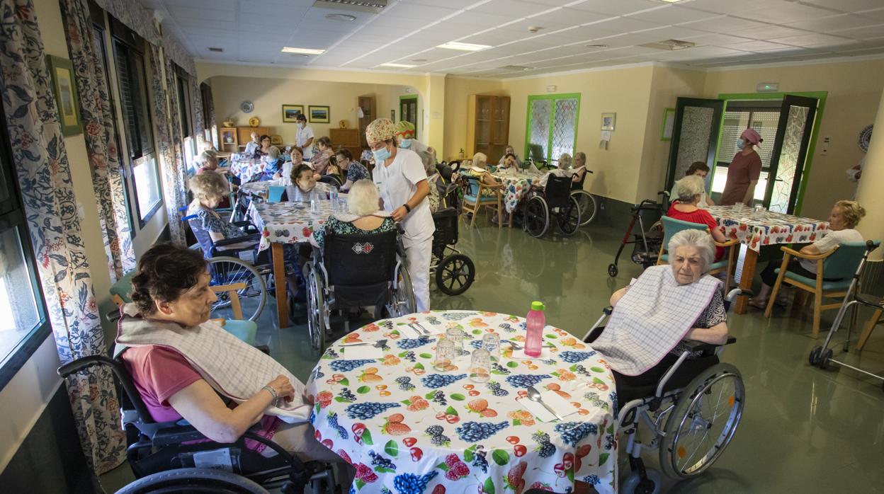 Unas señoras residentes de un centro de Huelva en el comedor común de las instalaciones