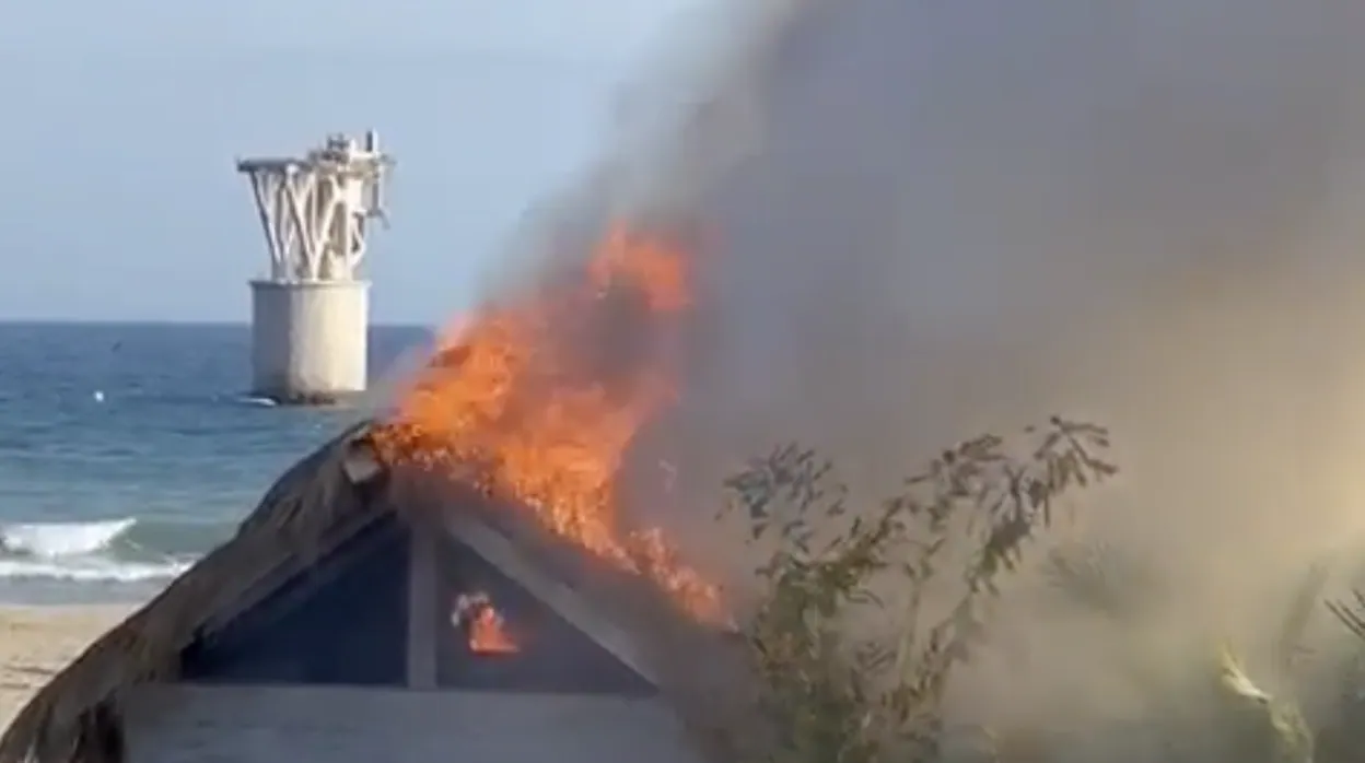 Fuego en el tejado de la cocina de Playa Padre