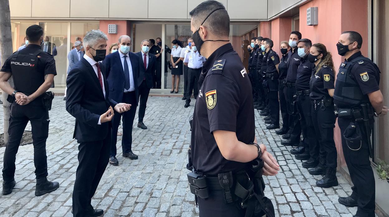 Grande-Marlaska, este lunes en la comisaría de la Policía Nacional de Algeciras