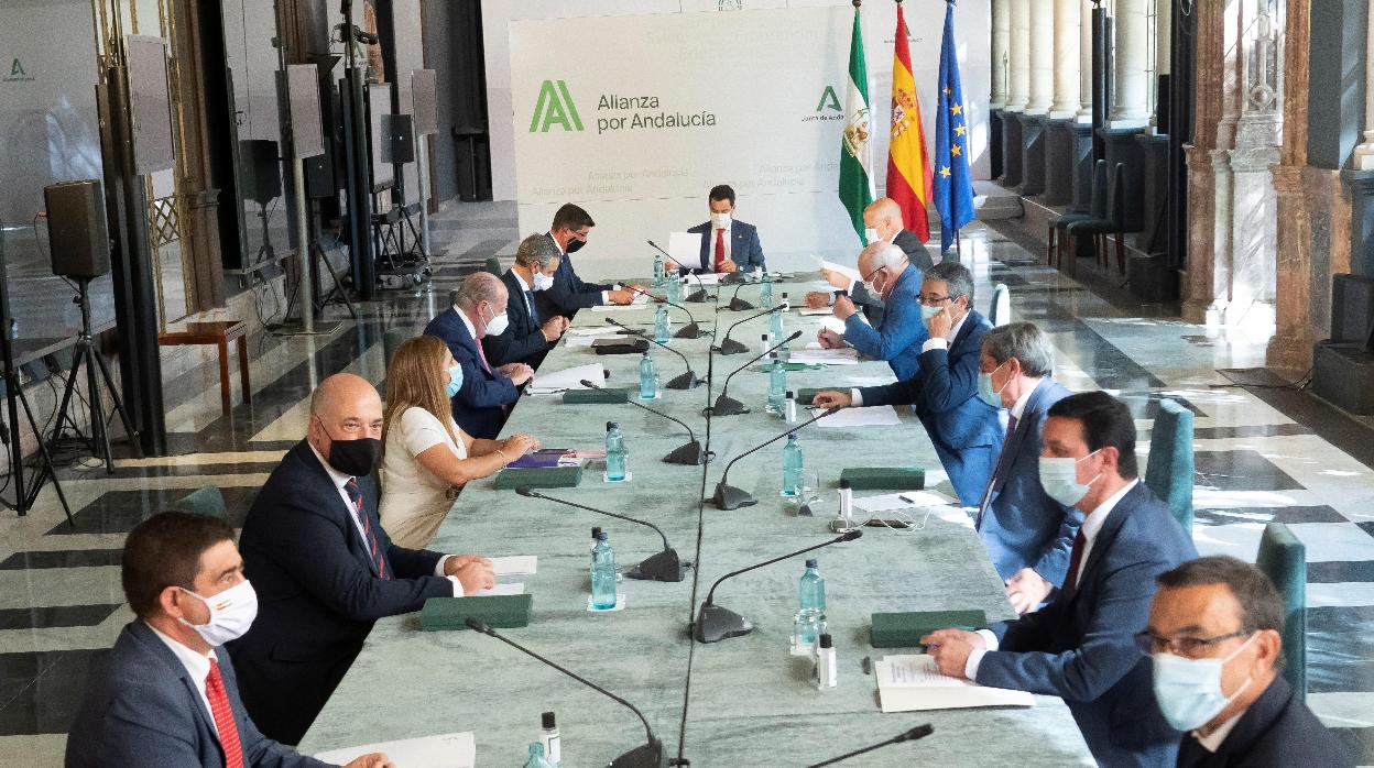 Momento de la reunión en la sala de los espejos del palacio de San Telmo