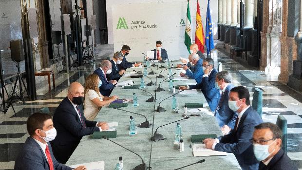 Juanma Moreno y los presidentes de diputaciones se piden mutuamente lealtad institucional