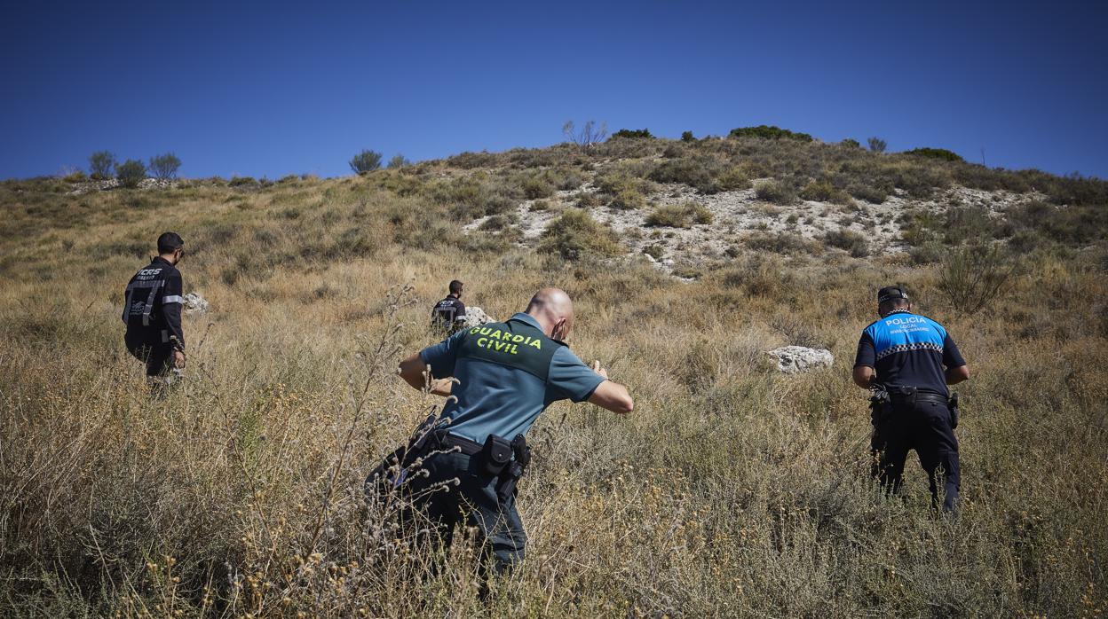 Agentes de la Guardia Civil y de la Policía Local de Rivas, ayer durante la búsqueda de Mayte Cantarero