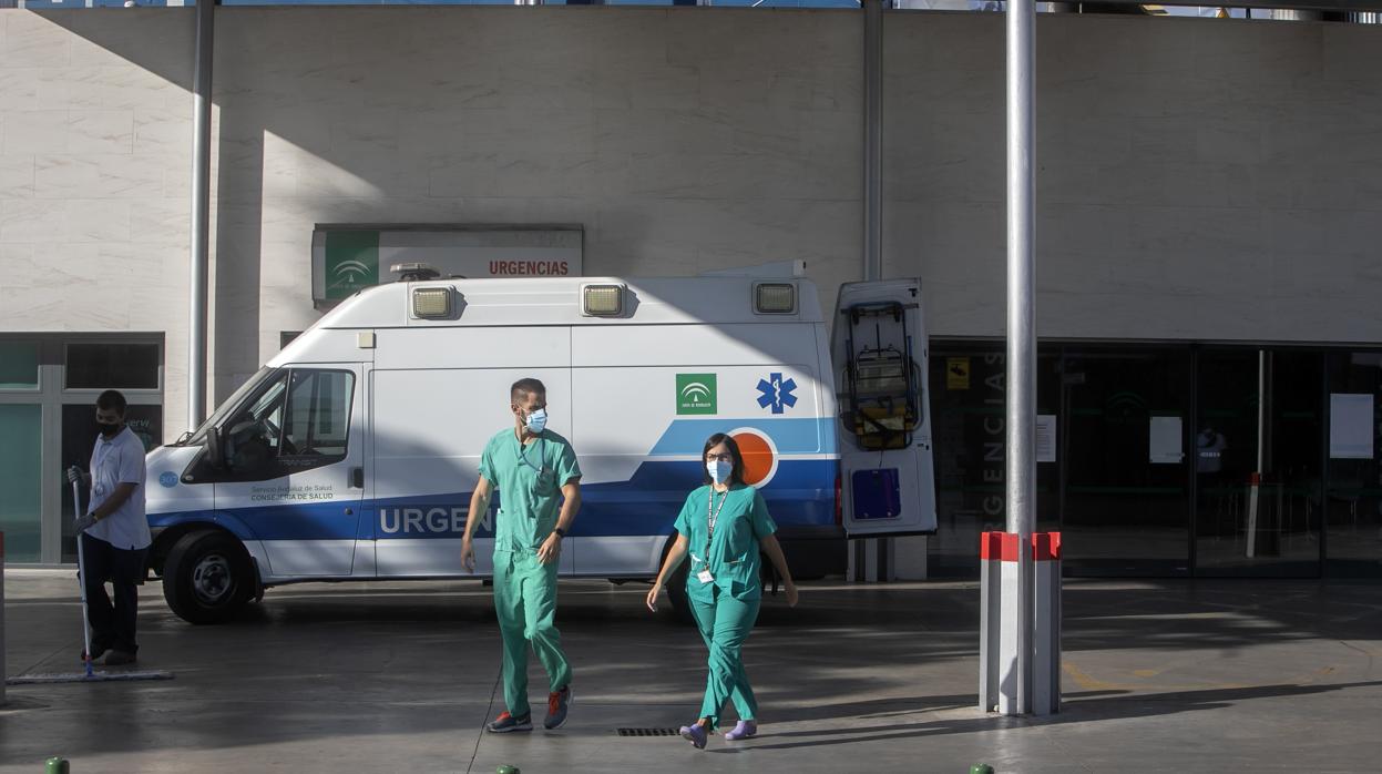 Sanitarios en la puerta de Urgencias del hospital Reina Sofía de Córdoba