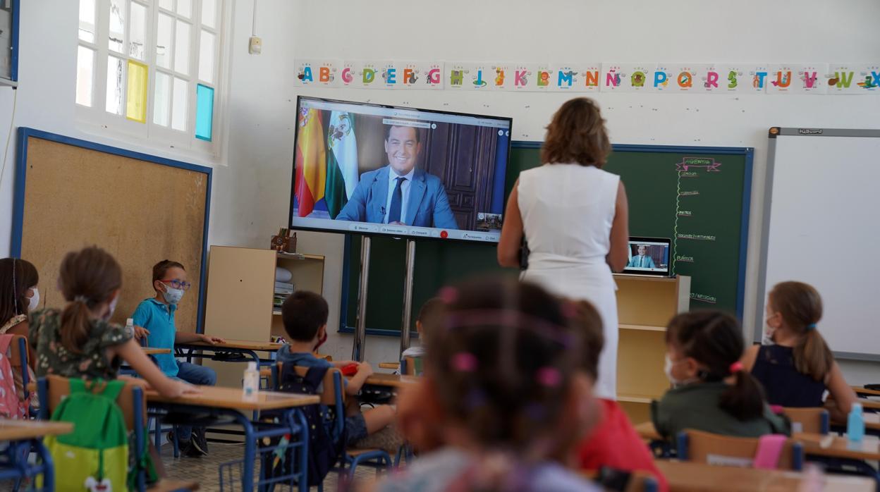 El presidente de la Junta se dirigió a los alumnos en su primer día a través de una teleconferencia