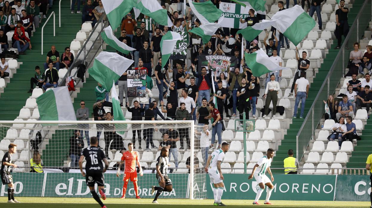 Aficionados del Córdoba CF animan al equipo ante el Cartagena, el último partido que disputó