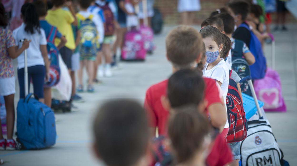 Filas antes de entrar en el colegio Federico García Lorca de Málaga capital