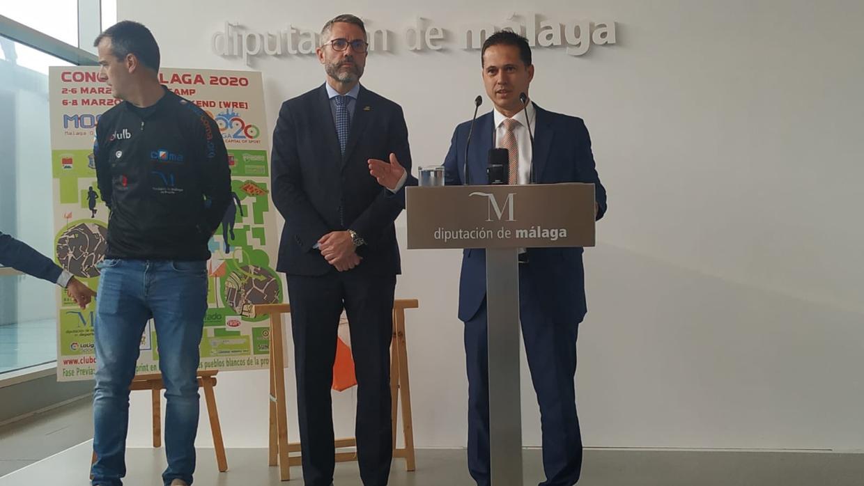 El ex árbitro, junto al vicepresidente de la Diputación de Málaga, Juan Carlos Maldonado