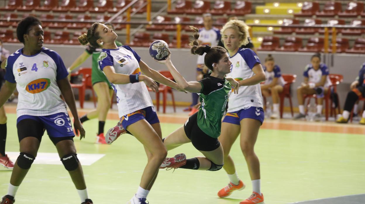 El Adesal Córdoba, en una acción del primer partido de la temporada este viernes ante el Granollers