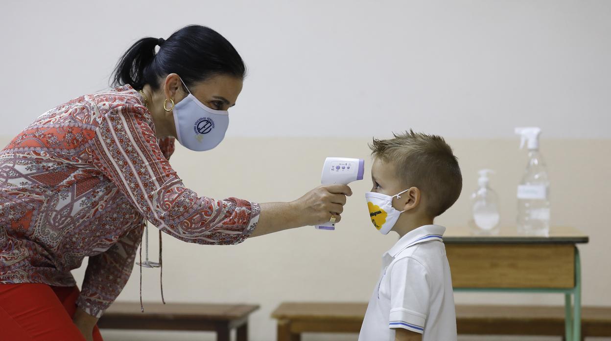 Toma de temperatura en el colegio de La Milagrosa de Córdoba