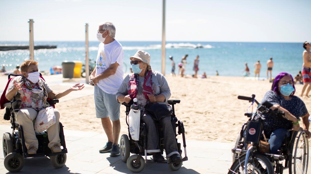 Discapacitados en la playa durante la pandemia del coronavirus