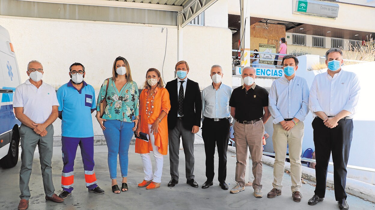 Autoridades médicas y políticas en la visita al centro de salud Lucena I