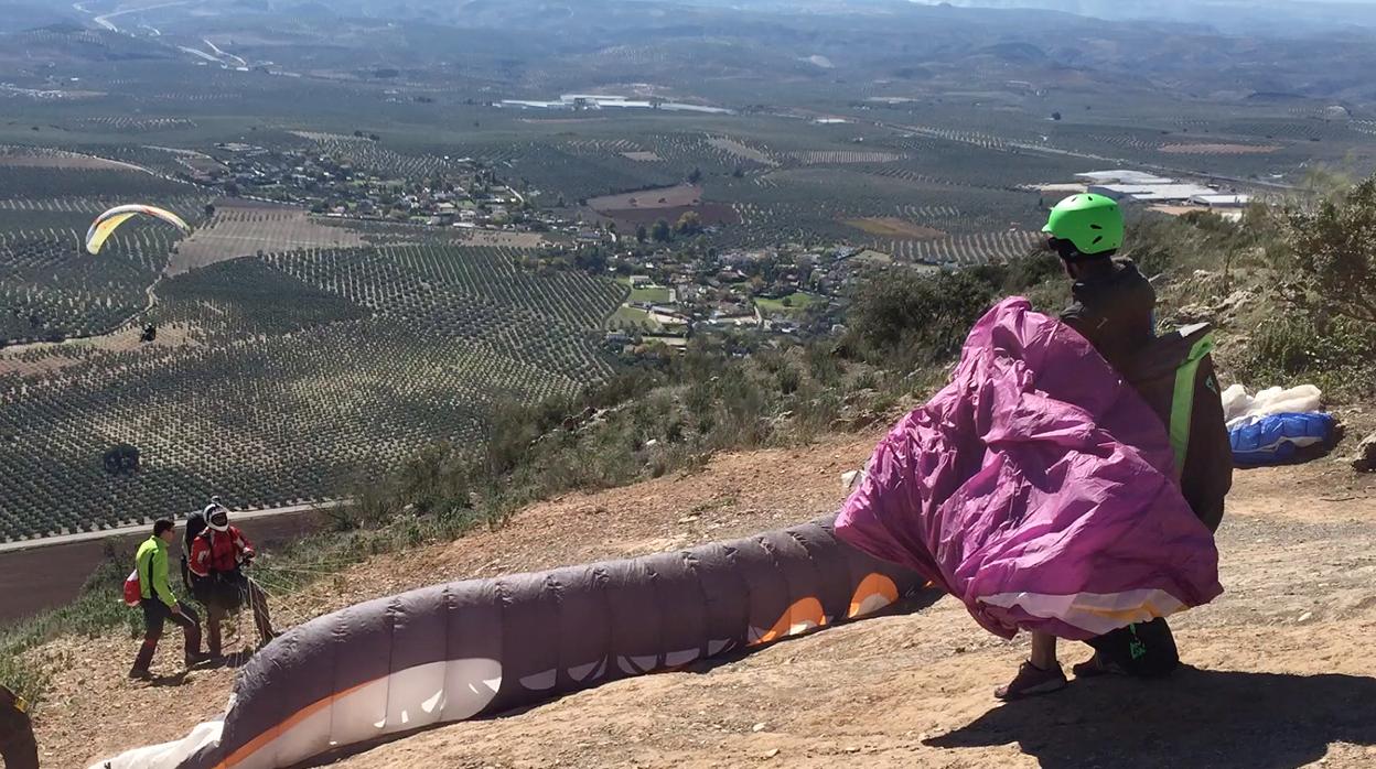 Parapentistas en la sierra de Aras, en Lucena