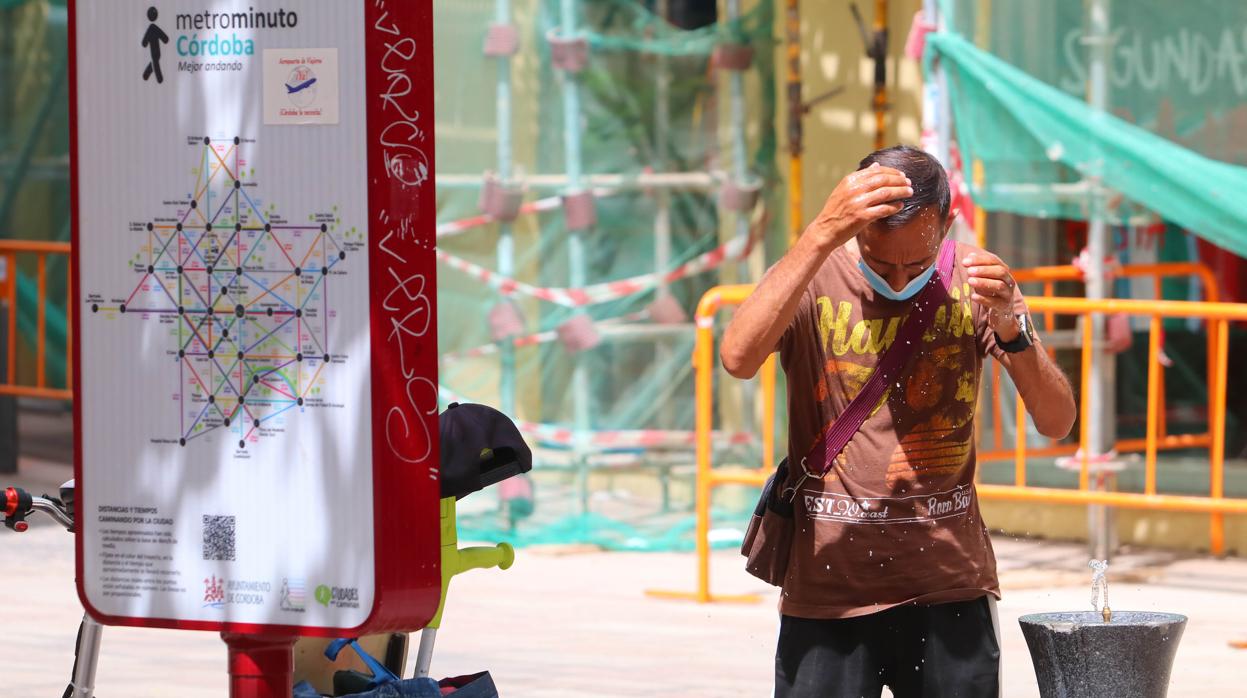 Un hombre se refresca en una fuente municipal ante las elevadas temperaturas