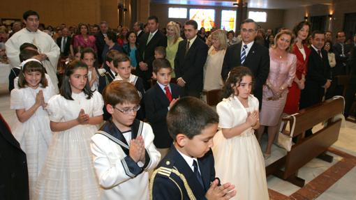 Imagen de archivo de una celebración de Primera Comunión en una iglesia