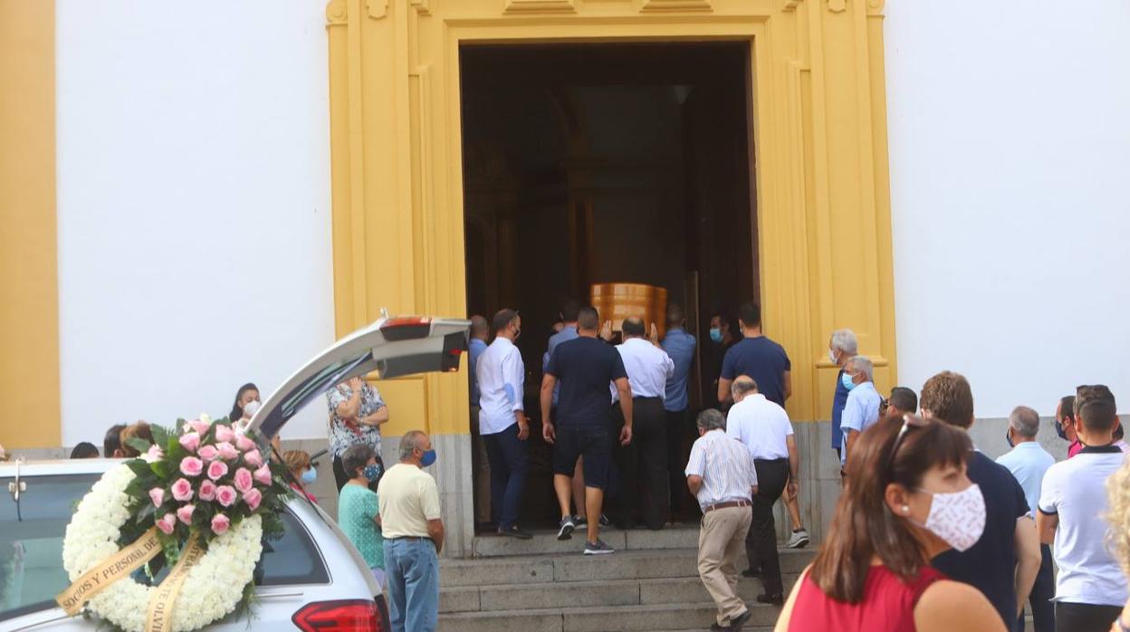 El féretro de Mayte Cantarero a su entrada a la parroquia de San Vicente Ferrer en Cañero