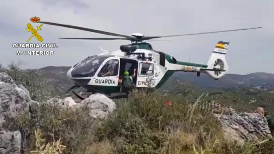 La Guardia Civil rescata en helicóptero a un senderista herido en la Sierra de la Gallinera de Carcabuey