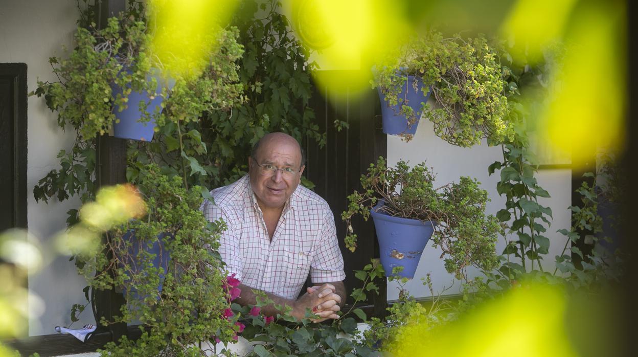 Miguel Ángel Roldán, en la sede de su asociación de patios