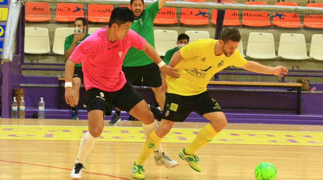 Shimizu pugna por el balón en un lance del partido