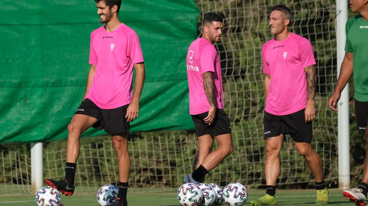 Bernardo Cruz, central cordobés del Córdoba CF pisa el balón en Montecastillo