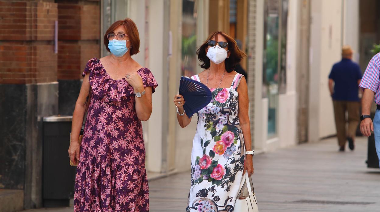 Dos mujeres pasean por Córdoba en un día de verano