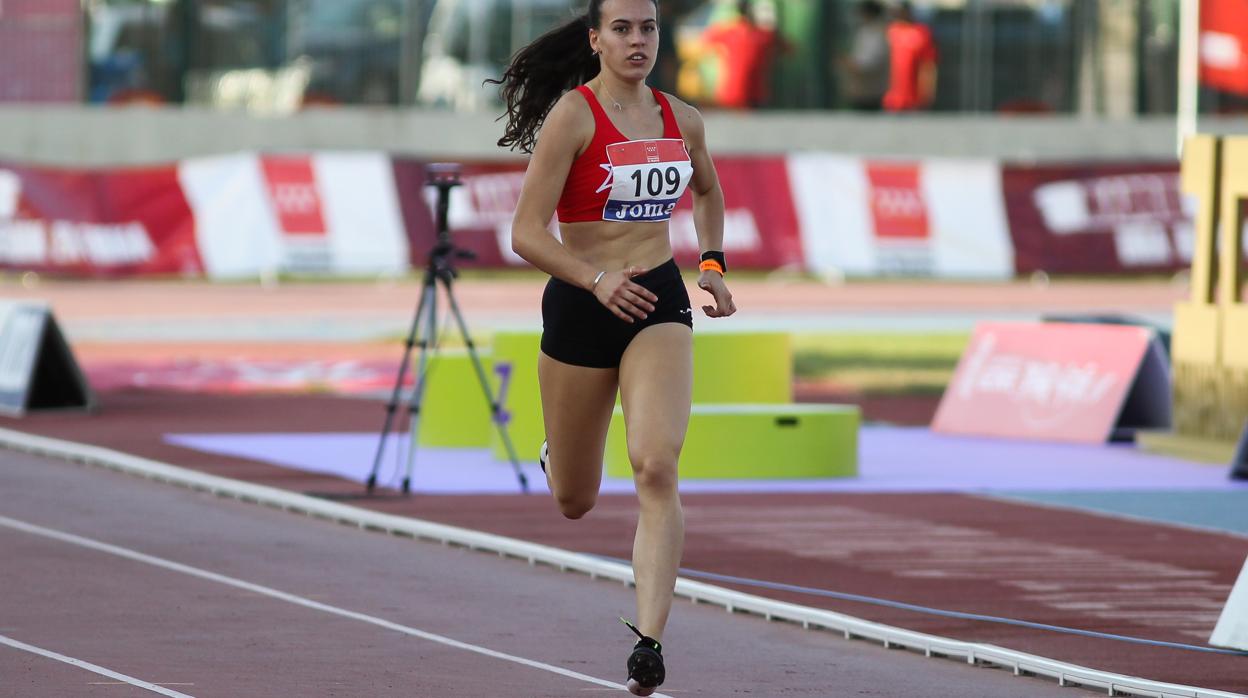 La atleta de Los Califas Carmen Avilés, en la recta de meta de los 400 metros, ayer, en Getafe