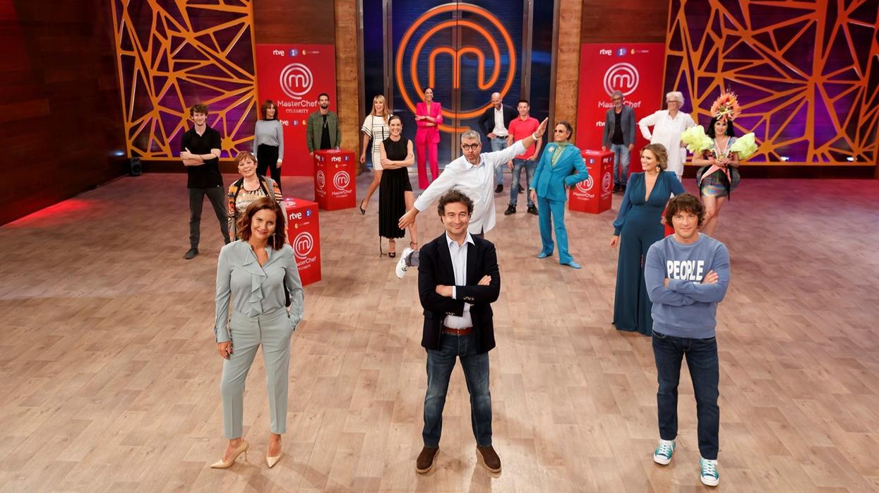 El jurado de Masterchef posa con los concursantes de la nueva edición celebrity del reality