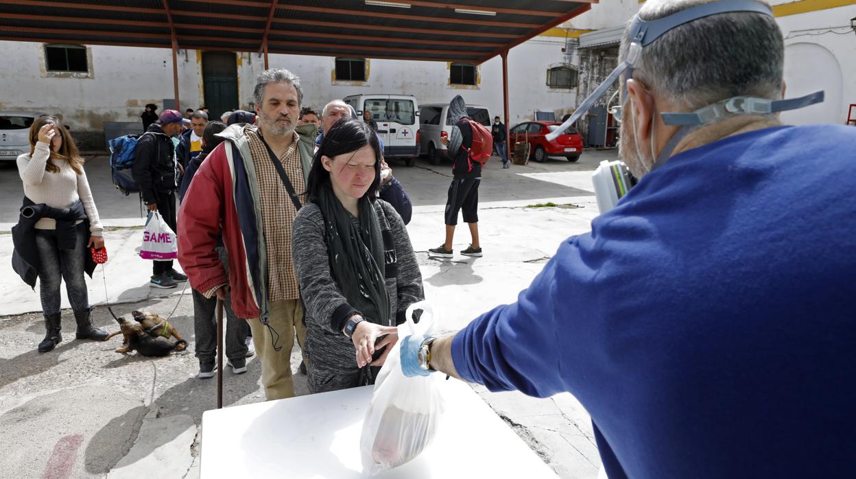 Reparto de alimentos de Prolibertas en marzo, días después de la declaración del estado de alarma