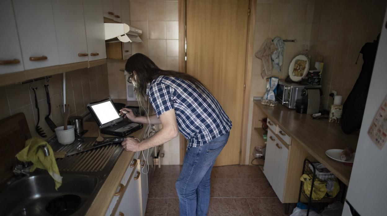 Un trabajador con su portátil desde casa