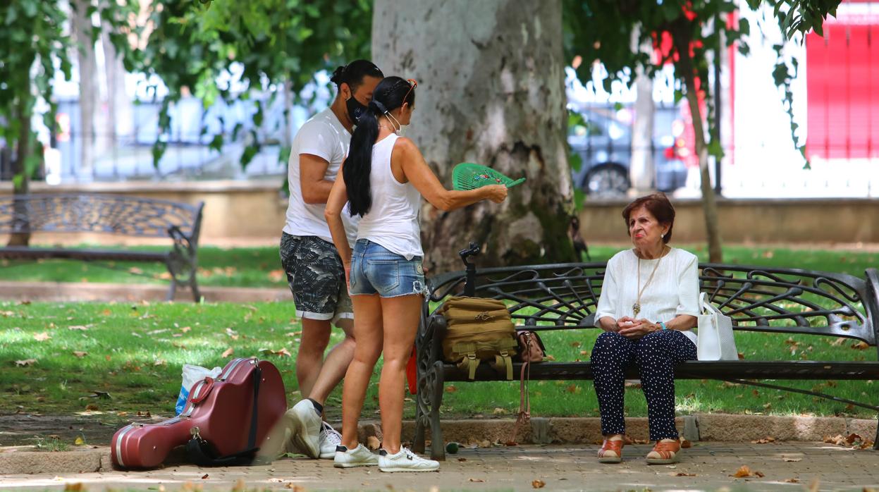 Tres personas en un parque de Córdoba durante el verano