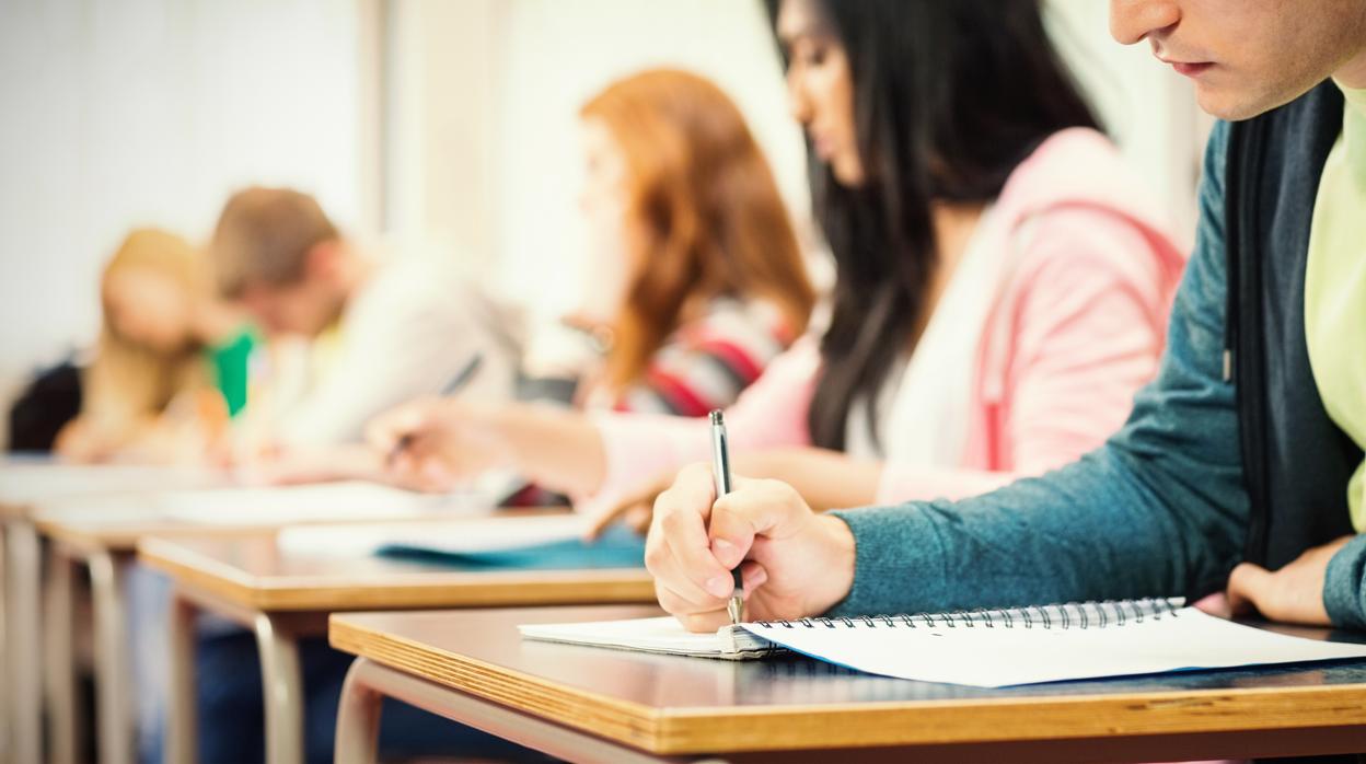 Alumnos de secundaria en clase