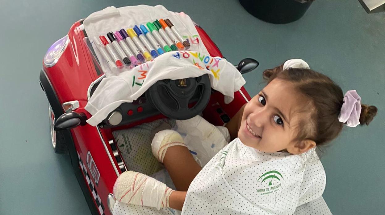 Carlota en el hospital Materno Infantil de Málaga, donde espera al traslado