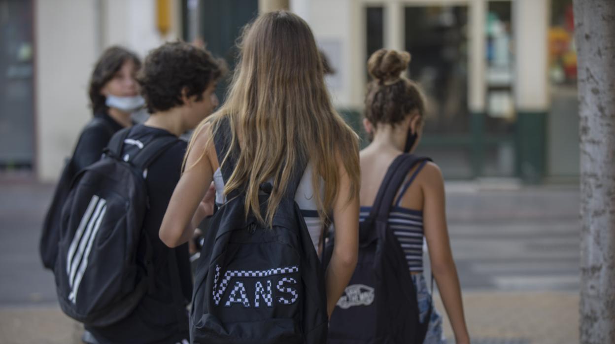 Alumnos del IES San Isidoro de Sevilla en la entrada al centro en el primer día de vuelta a las aulas