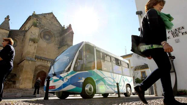 El Ayuntamiento de Córdoba comprará dos microbuses eléctricos con el superávit