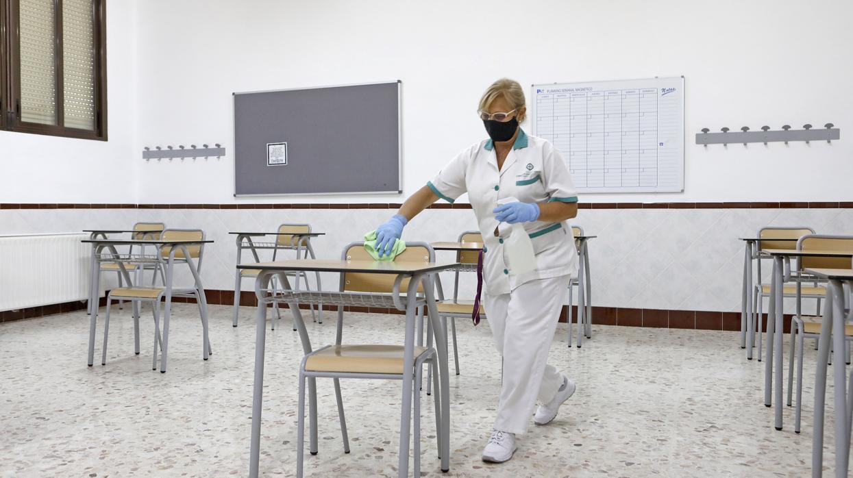 Limpieza de un aula en el colegio El Carmen de Córdoba