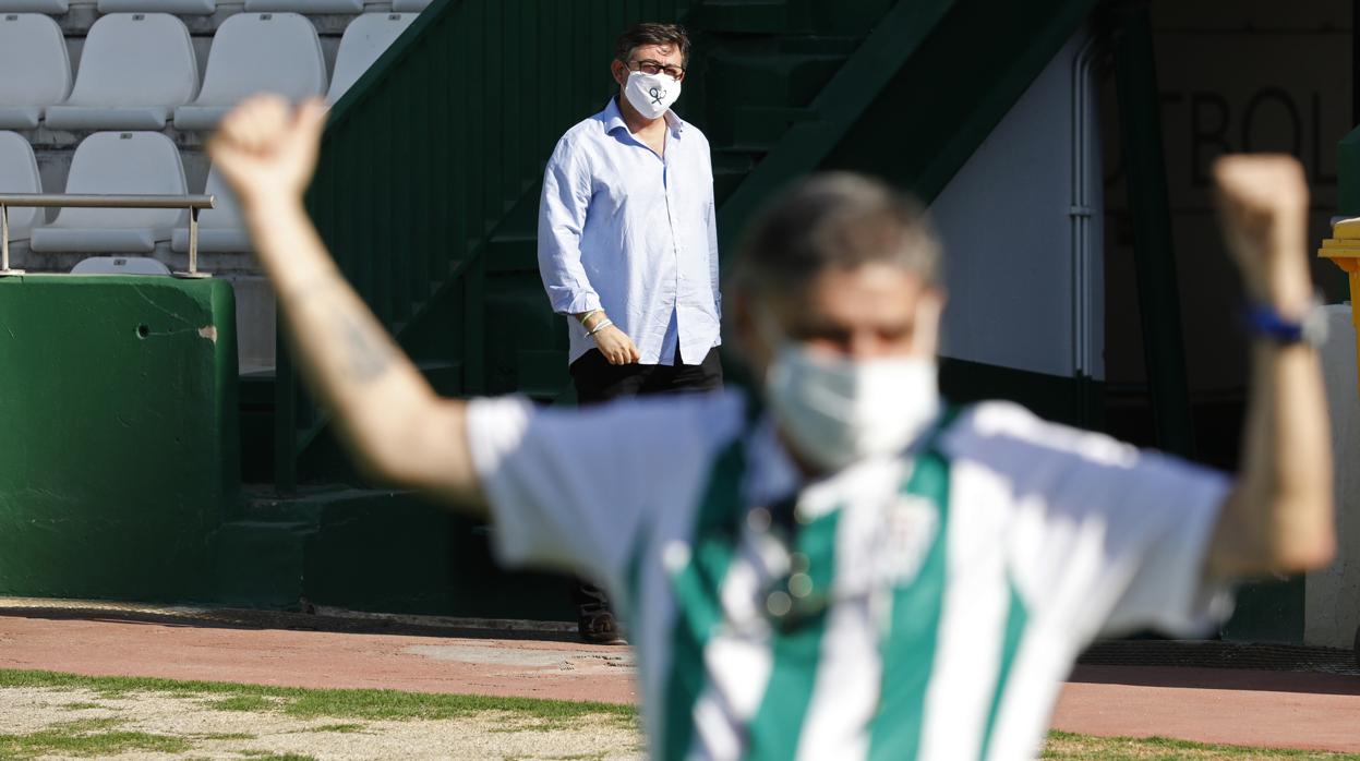 Un aficionado levanta los brazos en gesto de alegría, con Javier González Calvo, de UFC, al fondo