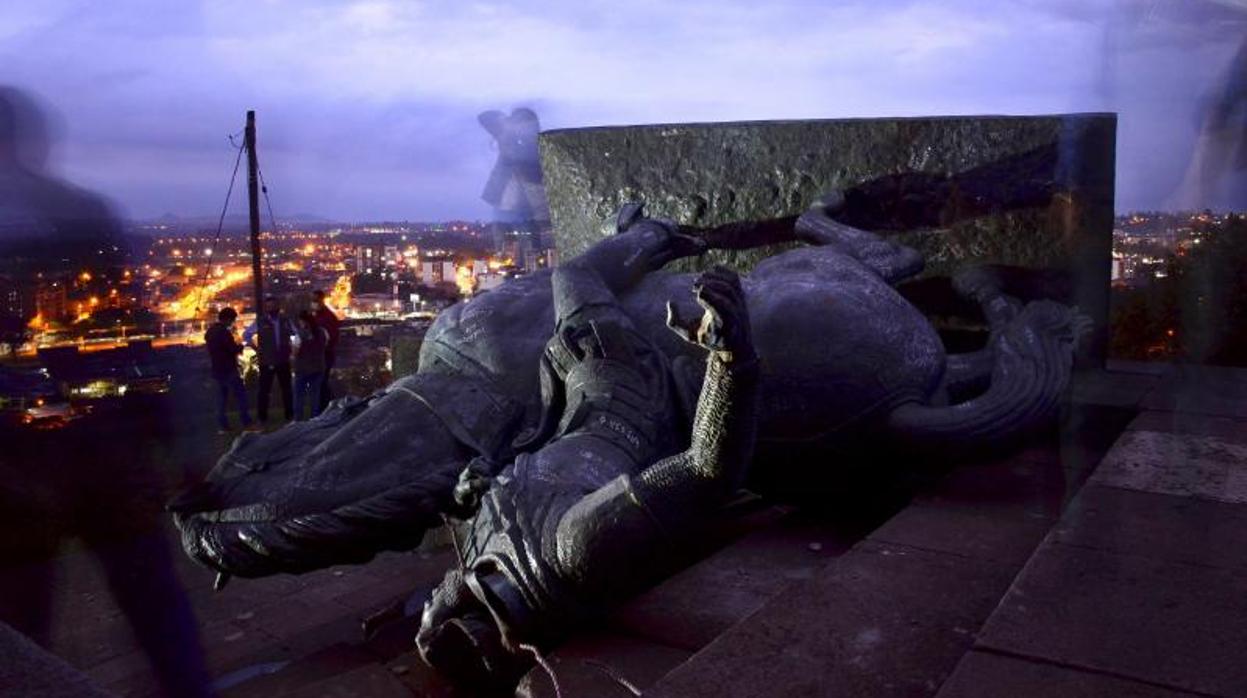 La estatua derribada en Popayán, Colombia