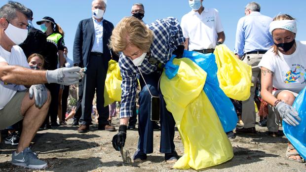 La Reina Sofía despide el verano recogiendo basura en una playa de Málaga