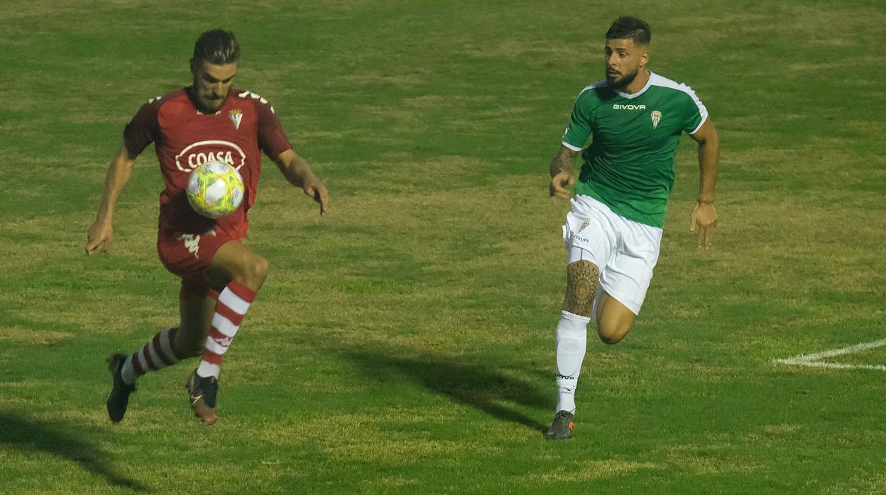 Xavi Molina intenta frenar a un rival del San Fernando en el amistoso del jueves