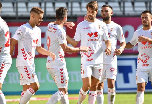 Los jugadores del Real Murcia celebran la victoria del sábado ante el Hércules