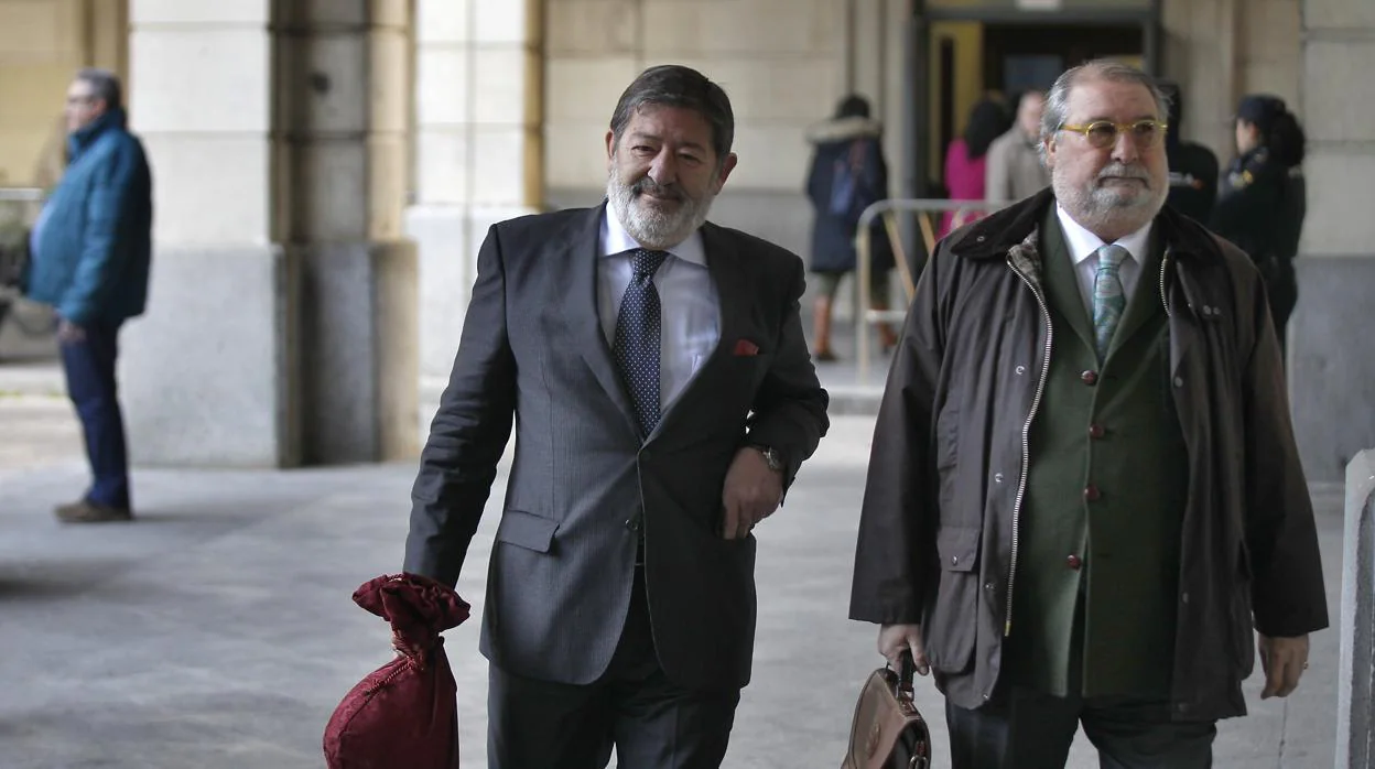 Javier Guerrero (izquierda), con su abogado a su llegada a la Audiencia de Sevilla
