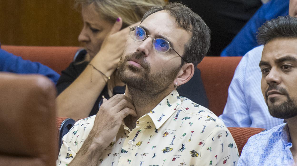 Una imagen del coordinador de IU, Toni Valero, en el Parlamento antes del confinamiento