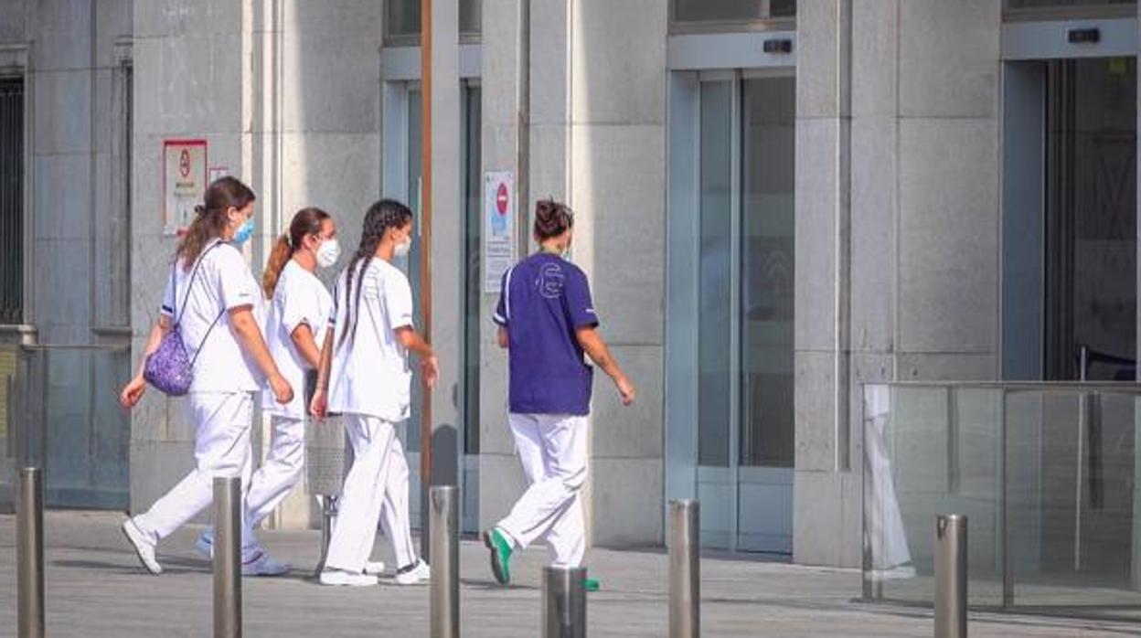 Un grupo de profesionales entrando en el Hospital Virgen de las Nieves de Granada