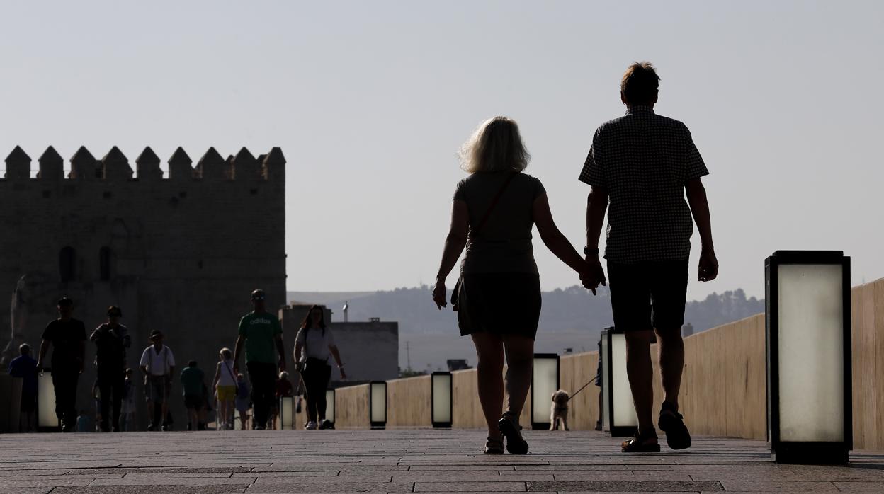 Turistas en el Puente Romano de Córdoba