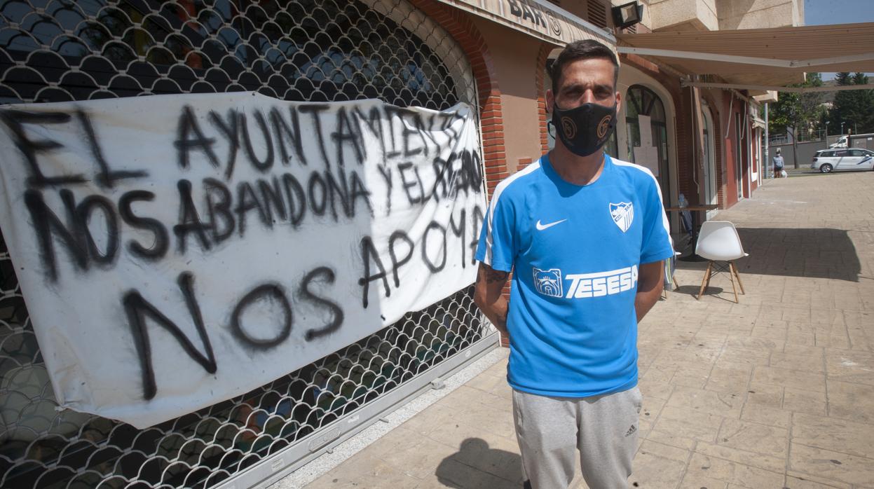 Daniel España a las puertas de su negocio en el barrio malagueño de El Atabal