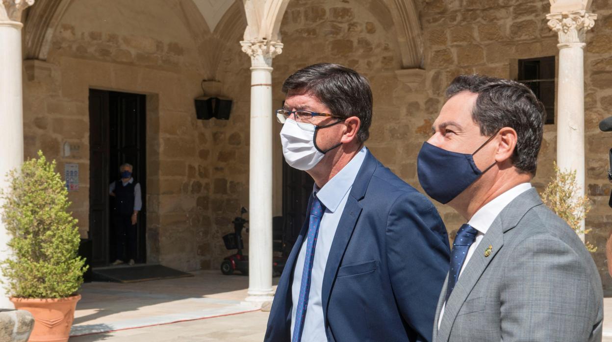 Juan Marín y Juanma Moreno, durante el Consejo de Gobierno celebrado en Úbeda