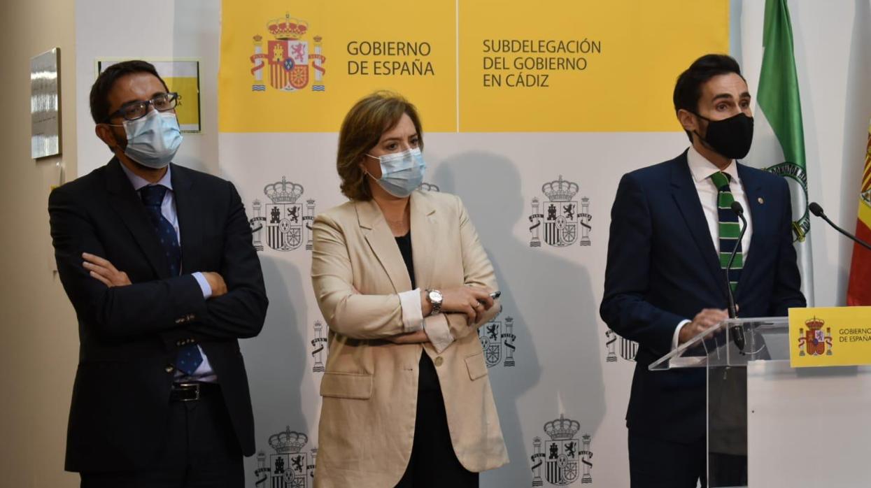 De izquierda a derecha, Rafael Pérez, Sandra García y Pablo Zapatero, este miércoles en Algeciras