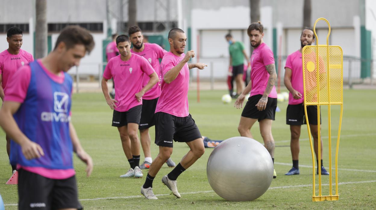 Moutinho juega con un balón de plástico gigante, este miércoles, en la Ciudad Deportiva